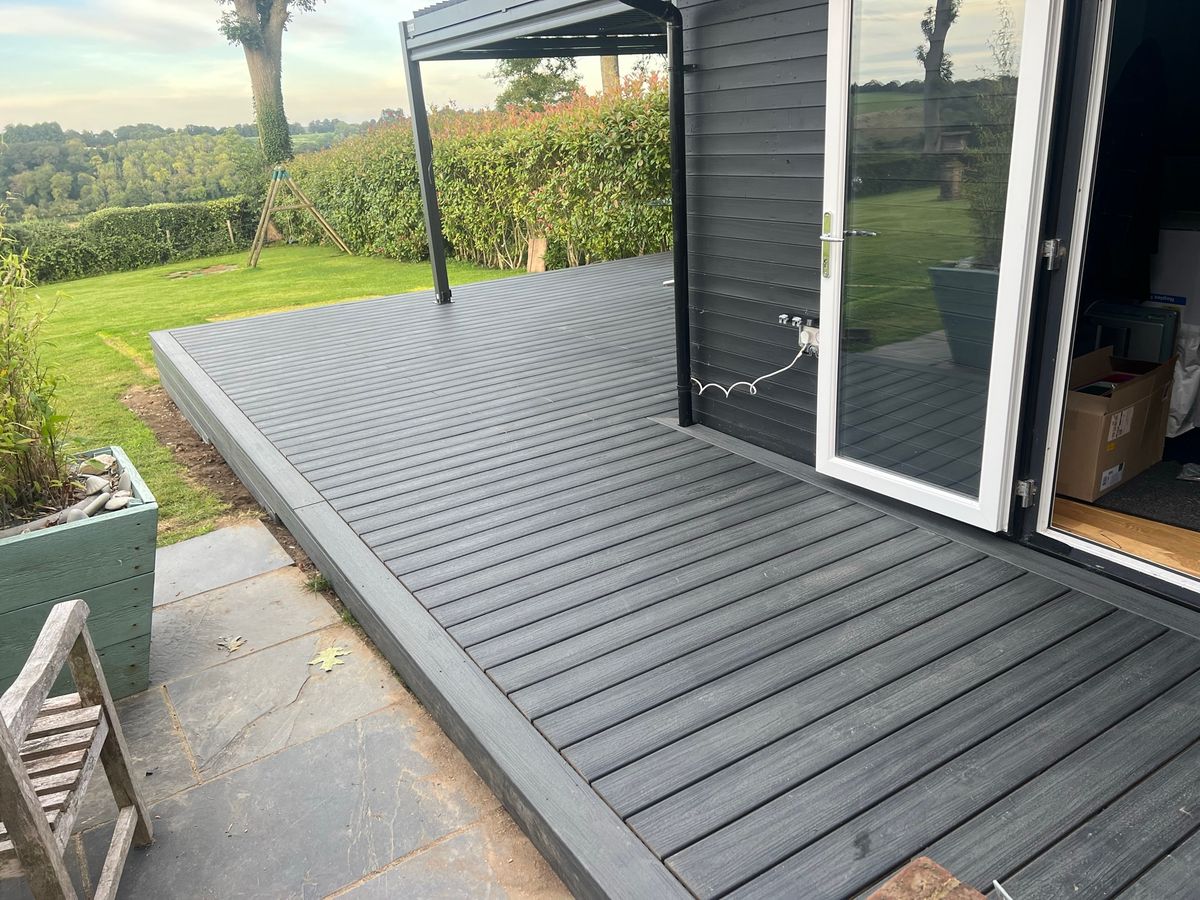 Raised composite Decking - view 3